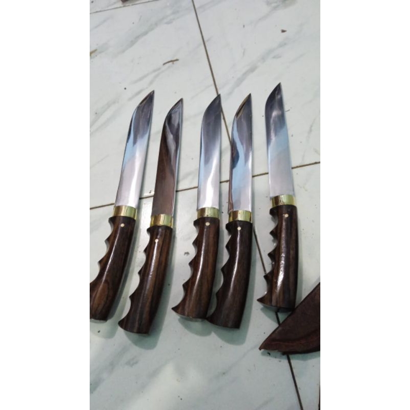 Pisau sembelih bahan bearing/klaher  pb 20 cm tbal 3 mm lbar 3 cm hendel tapak jari. Sarung kulit