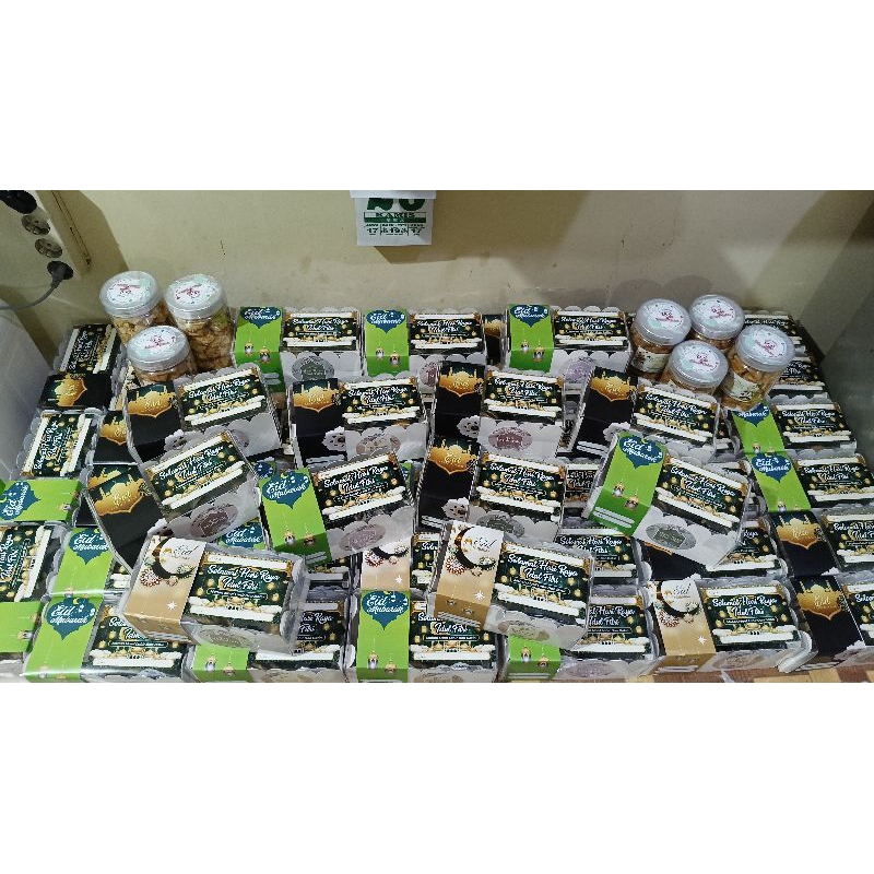 

Hampers idul Fitri. isi 2 toples tabung 600ml