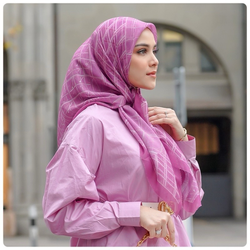 Preloved like New Louvre Extended Buttonscarves