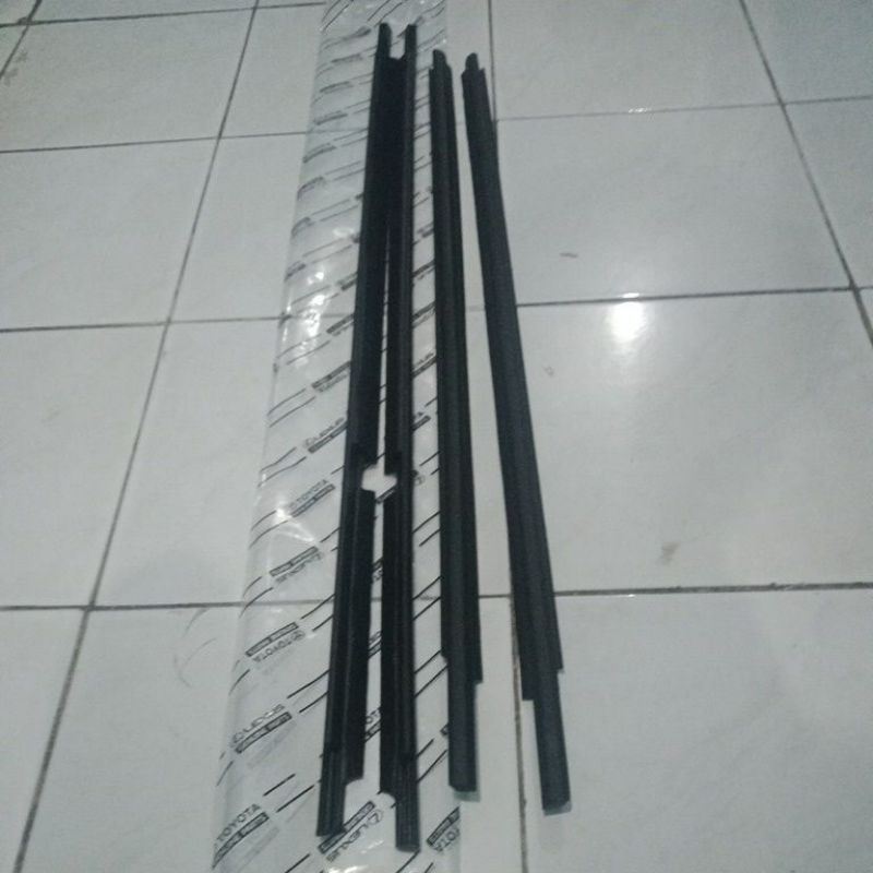 karet pelipit kaca luar innova lama hitam 2004-2014 original