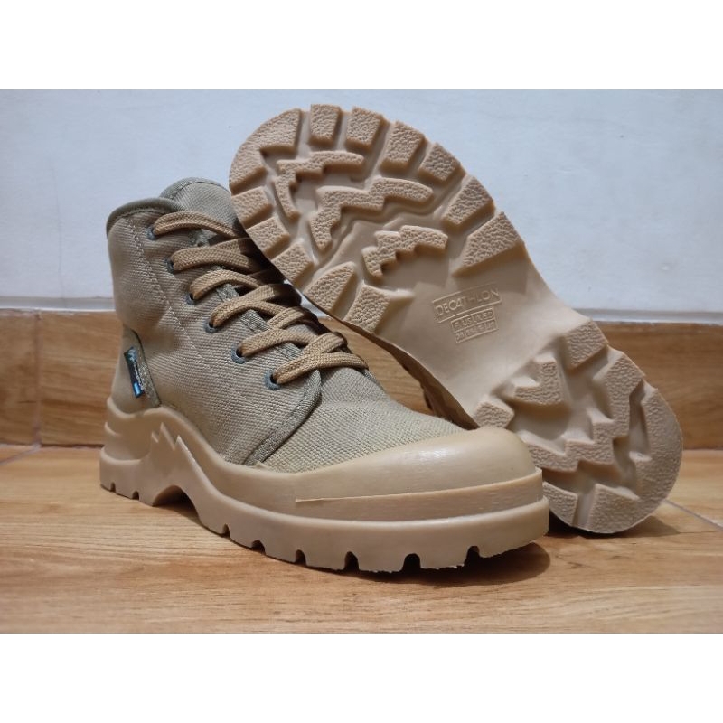 sepatu outdoor/hiking Quechua by decathlon