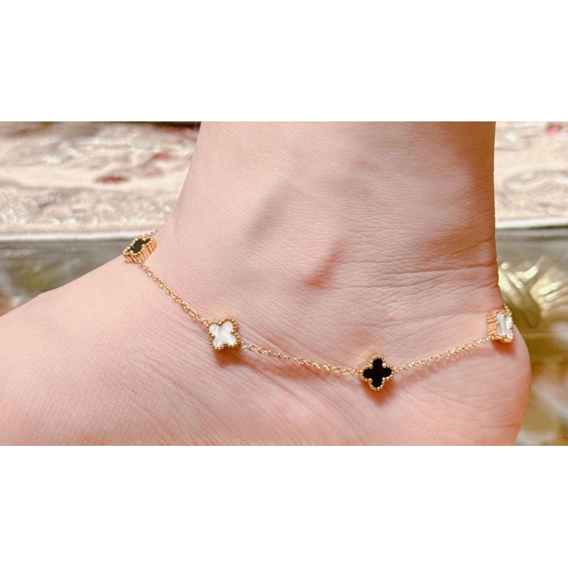 Gelang kaki titanium clover (bolak balik hitam putih)