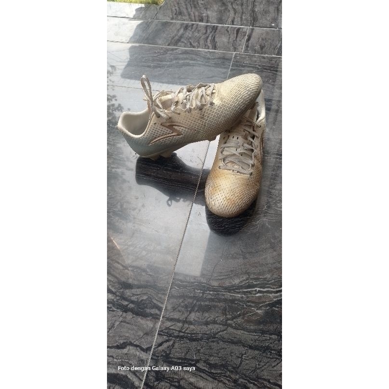 sepatu bola Specs OMEGA UK 40