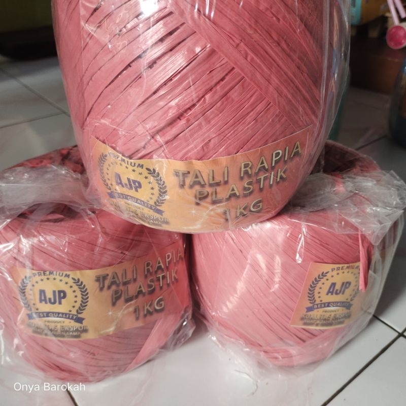 

Tali Rafia Merk AJP 1 Kg / Tali Rafia 1 kg Warna Merah kualitas bagus