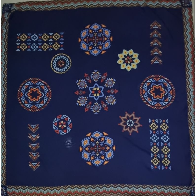 jilbab katun motif etnik warna navy