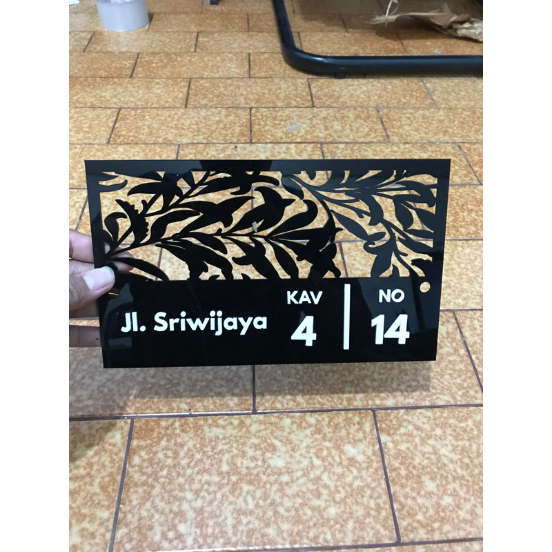 

Nomer Rumah Akrilik Motif Daun Lubang Cutting laser