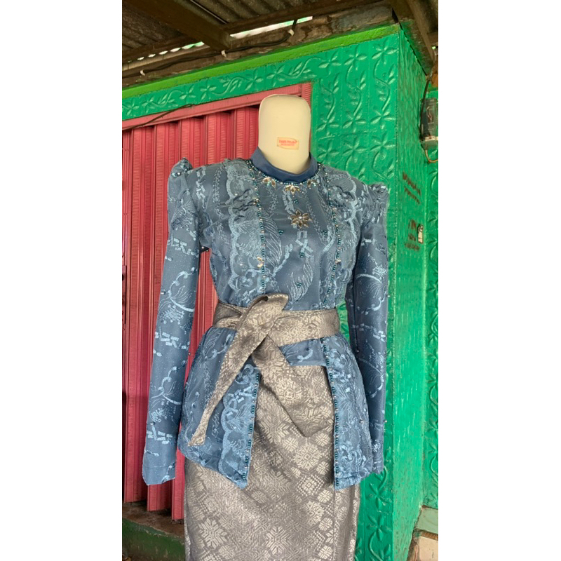 Kebaya tile bunga rok span belah depan