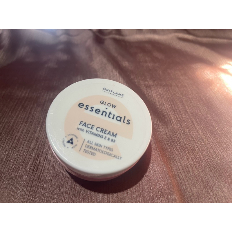 face cream glow essential  oriflame