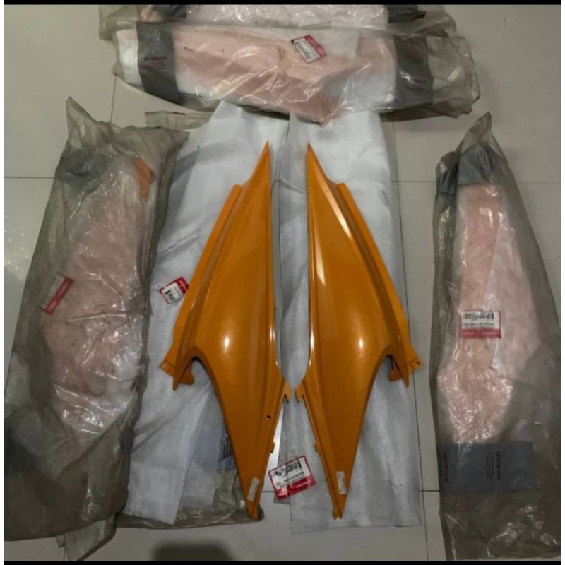 BODI BELAKANG SATU SET  BEAT KARBU WARNA ORANGE KVY ORIGINAL AHM