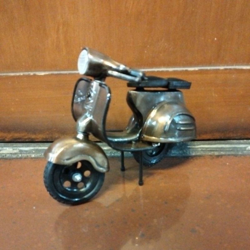 diecast miniatur motor vespa klasik warna coklat