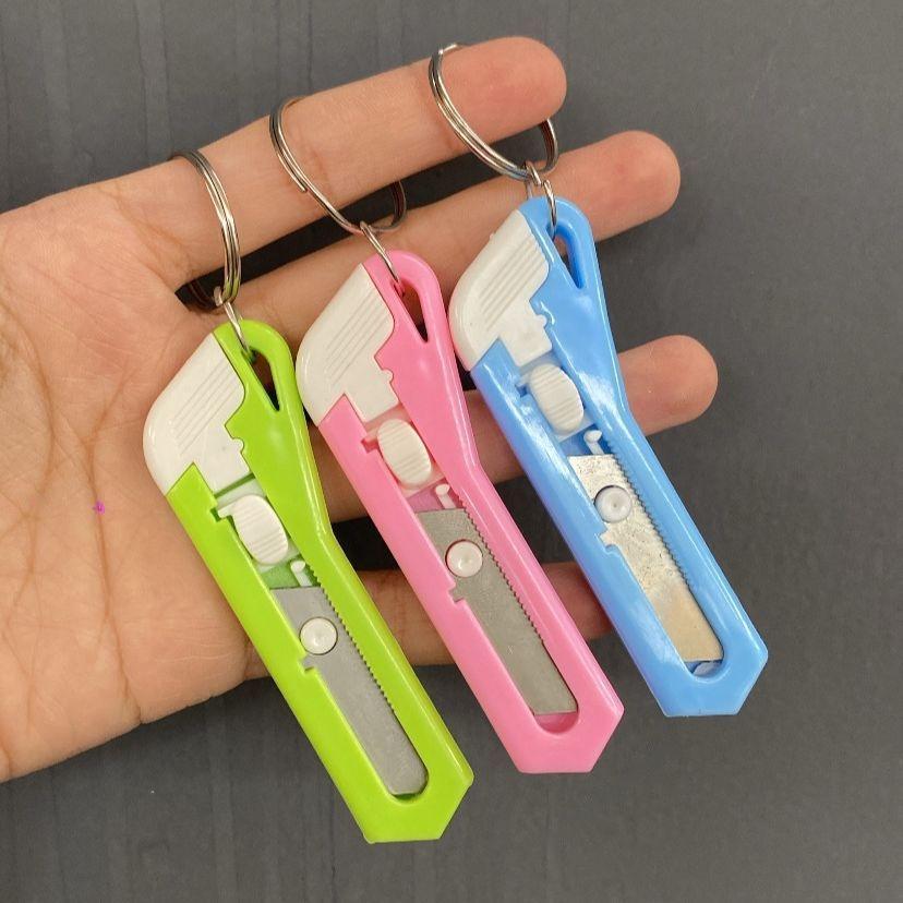 

GANTUNGAN CUTTER MINI / PISAU KATER PACKING UNBOXING PAKET KECIL / PISAU PEMOTONG KERTAS MINI KANTOR ATK