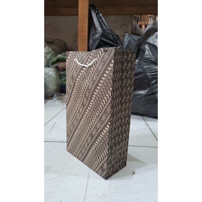 

(ISI 12 BIJI) TAS KERTAS WAFER MOTIF BATIK BUNGA 15x7x25 / PAPER BAG MOTIF BATIK BUNGA / TAS HAJATAN KERTAS