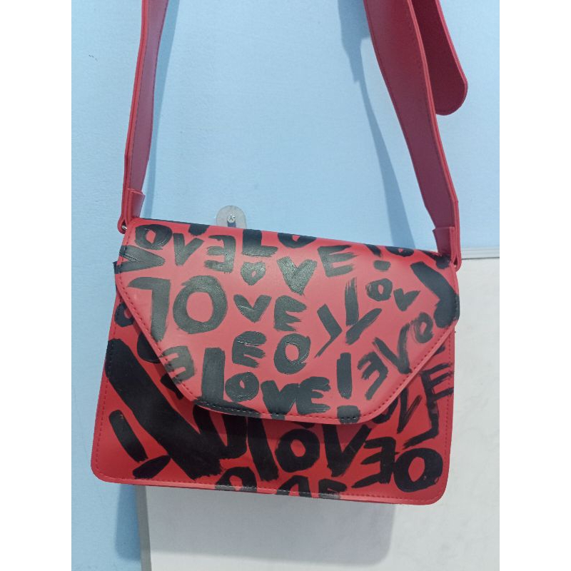 tas selempang wanita motif grafiti