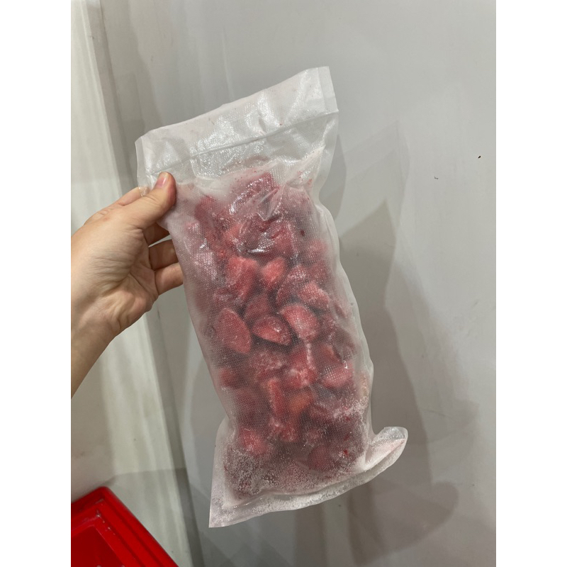 

frozen strawberry buah stroberi beku kemasan per pack (harap baca deskirpsi)