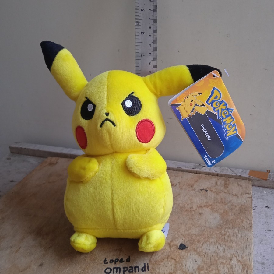 boneka Pikachu pokemon tomy