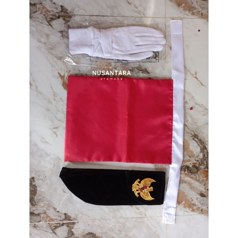 

1 set perlengkapan atribut paskibra (peci,pin garuda,syal,sarung tangan)