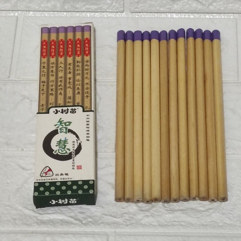 

(1 Lusin Pensil) Pensil Motif Kayu - Pensil bentuk segitiga - Pensil Hotel - Pensil Buat Belajar Menulis (12 Buah Pensil)