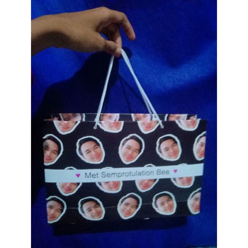 

Paperbag kado custom muka strip teks edition