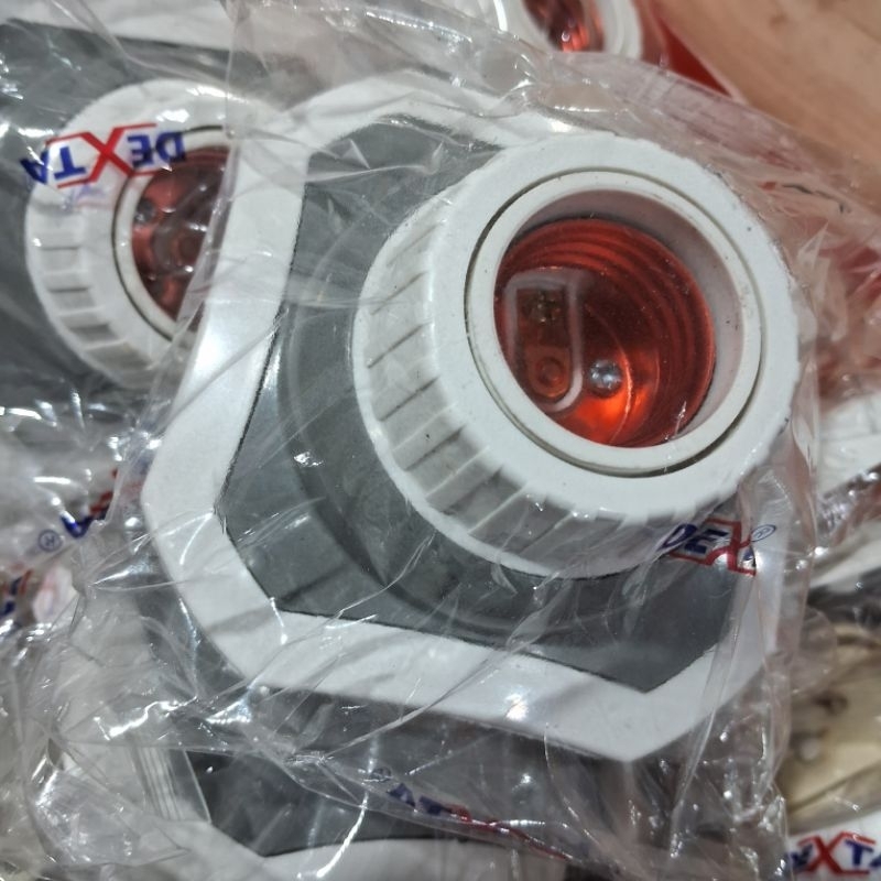 Fiting lampu plafon warna kuningan sni