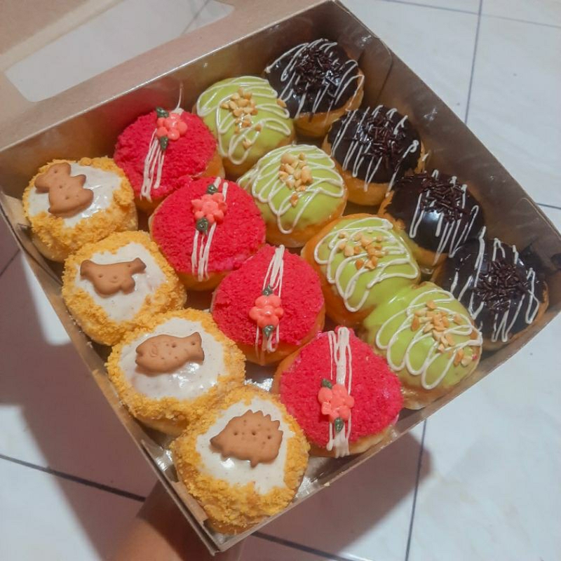 

Donat,donat premium,donat susu,donat empuk,donat ulang tahun,mini isi 16,box 20x20