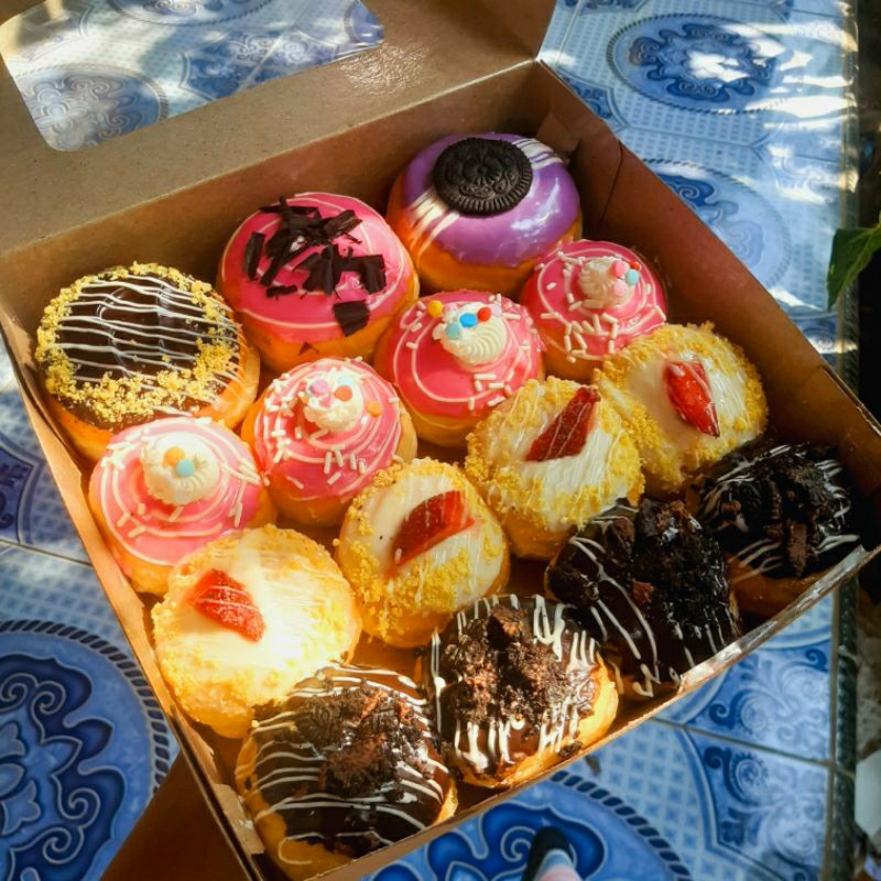 DONAT,DONAT SUSU,DONAT ULTAH,DONAT MIX MEDIUM DAN MINI,ISI 15,BOX 20X20