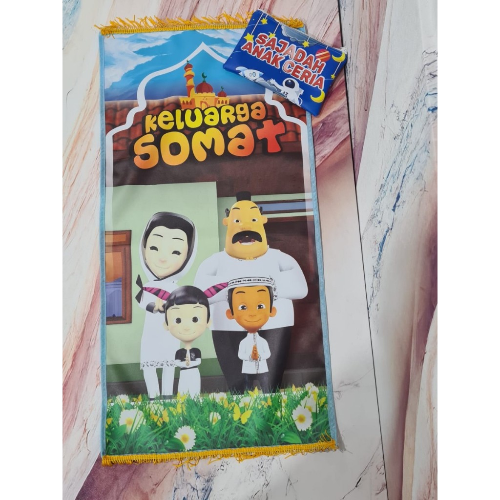 Sajadah Anak Kartun Motif Keluarga Somat Free Pouch Custom Printing / Sajadah Travel Anak Lucu