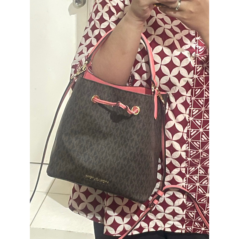 Michael Kors - Suri Medium Bucket Grapefruit Blush