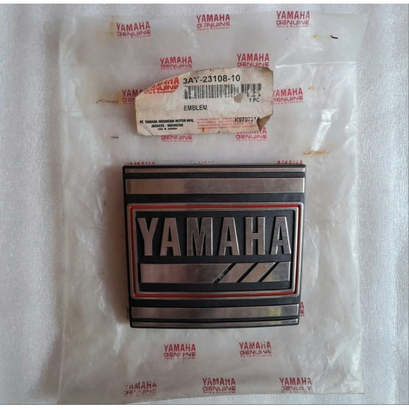Emblem logo panel dada dasi depan yamaha alfa original baru