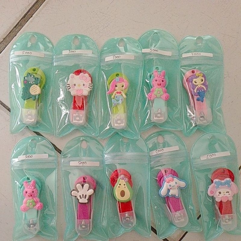 Gunting kuku besar karakter