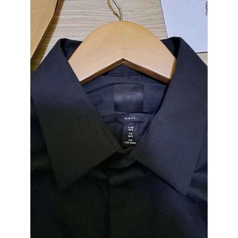 Kemeja lengan panjang hitam h&m - PRELOVED