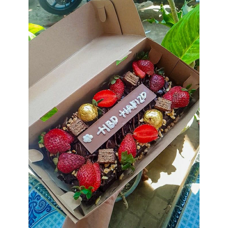 

FUDGY BROWNIES TOPPING BUAH+BISKUIT 18x9cm