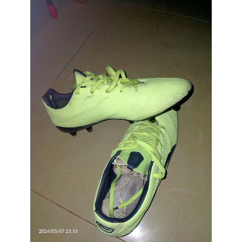 sepatu bola Puma King