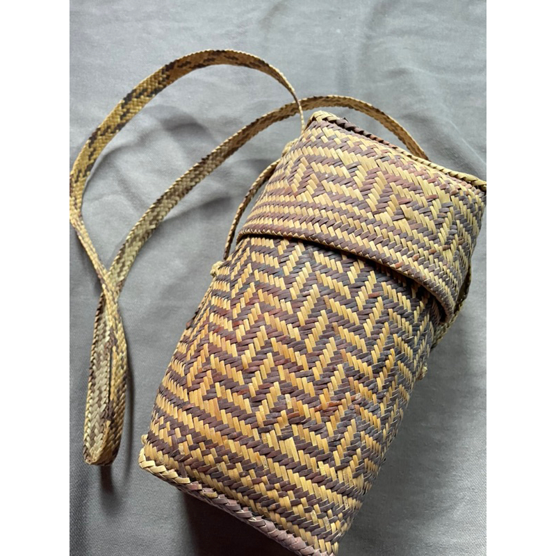 Tas selempang rotan dayak khas kalimantan