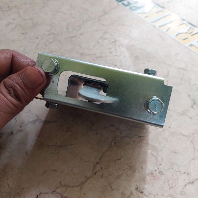 Pengunci Kap mesin LJ80