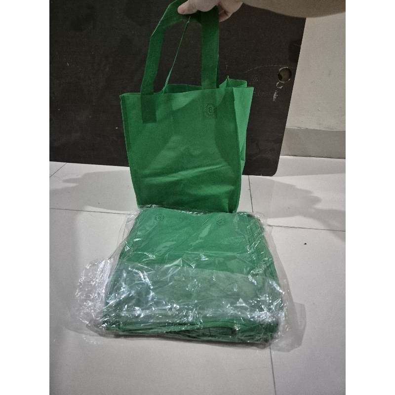 

GOODIE BAG/ TAS BOX HANDLE LIPAT SAMPING/ TAS SPUNBOND / TOTEBAG 25,5x28x24,5(HBJ)