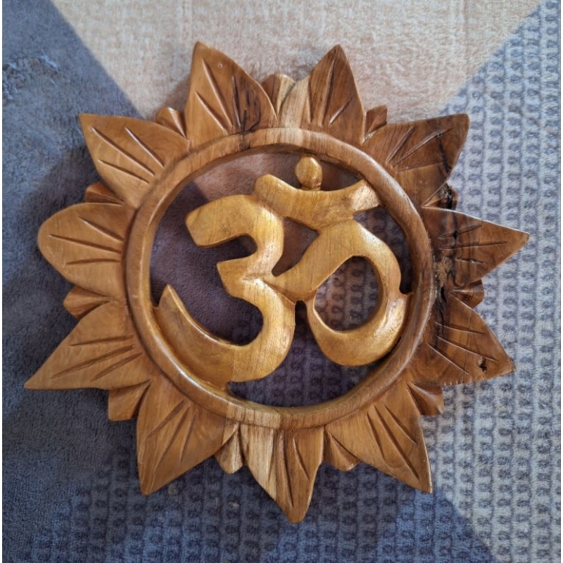 Ukiran Omkara Hindu material kayu Jati.