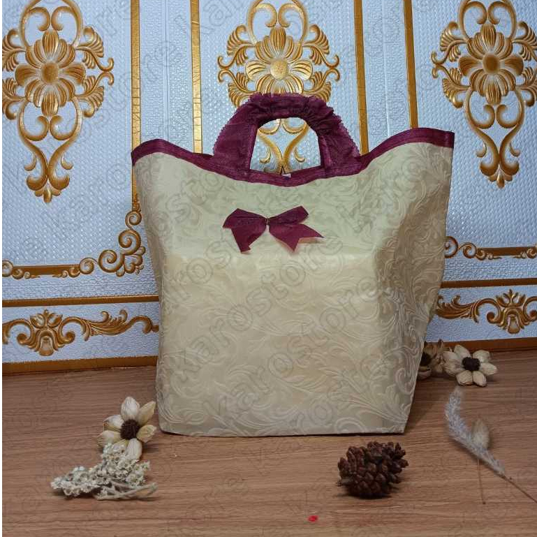 

Tas ajatan syahrini embos premium box dus 22x22 1 lisin ( isi 12pcs )