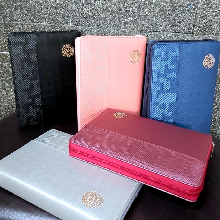 

KODE R17C SAMPUL saja Cover Al Quran A5 21x15x3 cm Sarung Quran Resleting ANDIN Kulit Sintetis Kalep kalp A5 Sampul Quran Pria Bungkus Alquran Lux elegant Jaket Al Quran Sampul Al Quran Hitam Navy Maroon Marun Silver Putih Coral Peach Sa