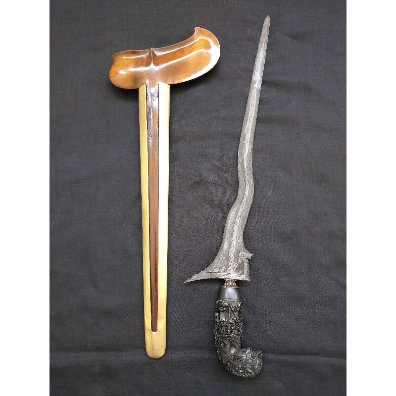 Keris Nogo Siluman Primitif Handle Tanduk Kerbau
Pamor Wahyu Temurun
Tangguh Mataram