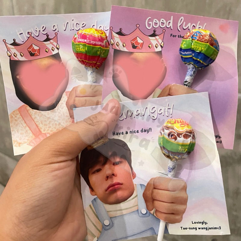 

[BISA COD] [FREE EDIT CEK DESKRIPSI] HOLDING CANDY MINIGIFT | Mini gift candy | mini gift custom muka lucu kpop freebies souvenir wisuda uas uts ujian utbk pernikahan permen genggam viral murah