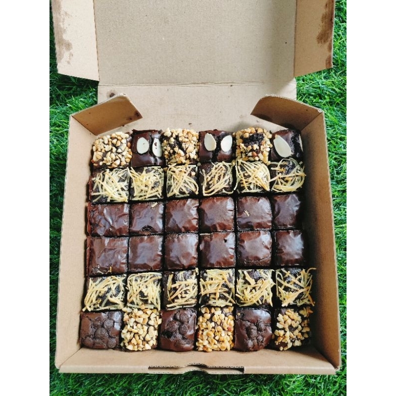 

Premium Fudgy Brownies uk. 20x20cm (Topping)