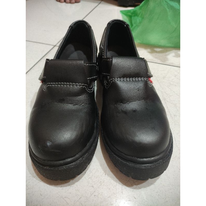 safety shoes kitchen