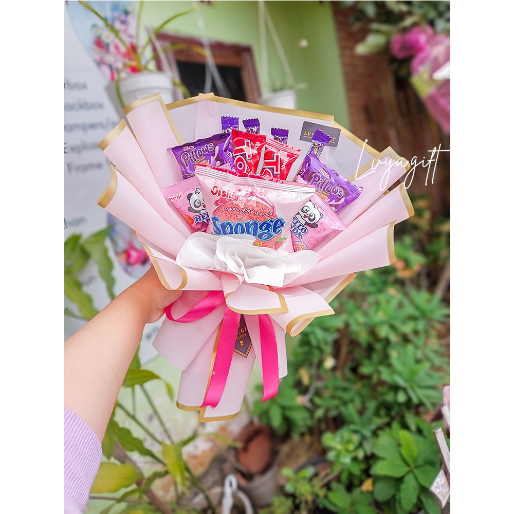 

LVYA.GIFT 4321.67 BUKET SNACK SERBA PINK UNTUK CEWE WISUDA UALNGTAHUN ANNIVERSARY PREMIUM