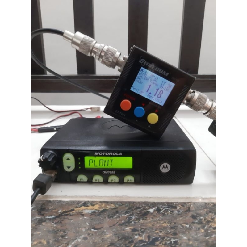 RADIO RIG MOTOROLA GM 3688 UHF 350 MHZ NORMAL