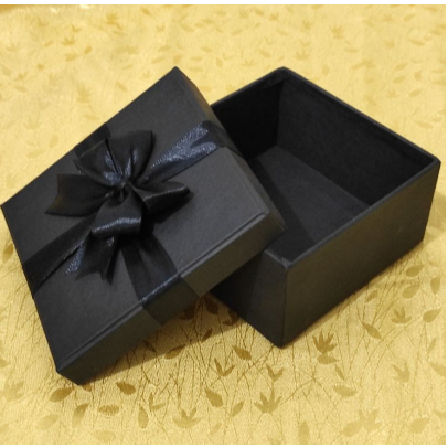 

GIFT BOX KOTAK KADO HARDBOX TEBAL LUAR DALAM HITAM 20C20X10CM