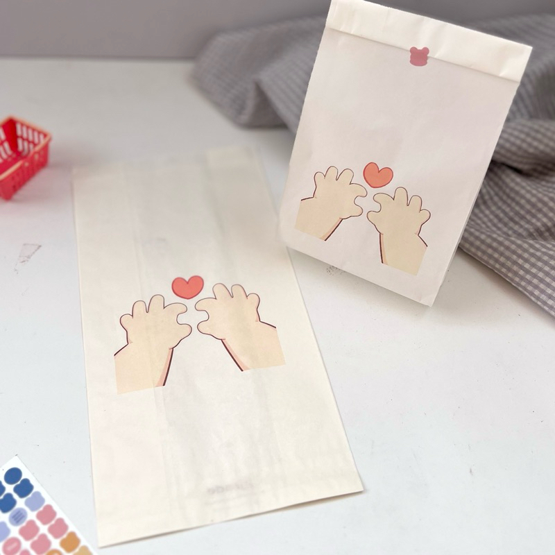 

Packaging Amplop putih motif hand love aesthetic love