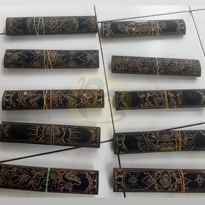 

KODE Y27N Takepan Cakepan Lontar Bambu Sampul Lontar ukuran 25cm Alat Nyurat Lontar