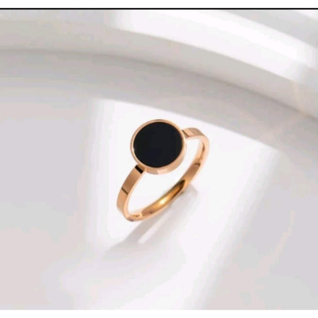Cincin Titanium Wanita Bulat Hitam Korea Kekinian Anti Karat dan Tidak Luntur