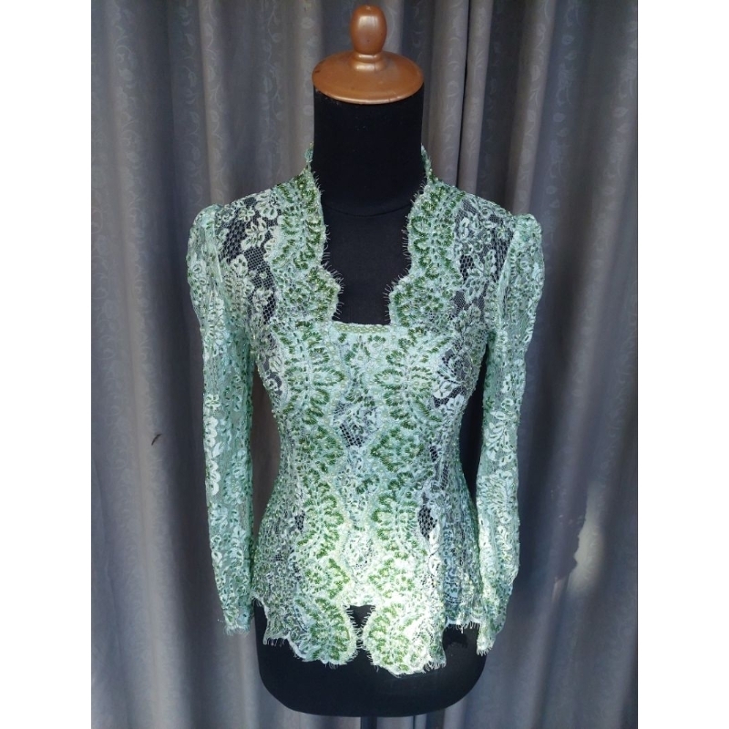 kebaya jadi, kebaya modern, kebaya wisuda, bahan brokat glosi full payet