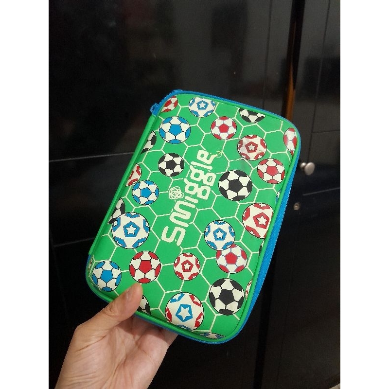 

Smiggle tempat pensil soccer